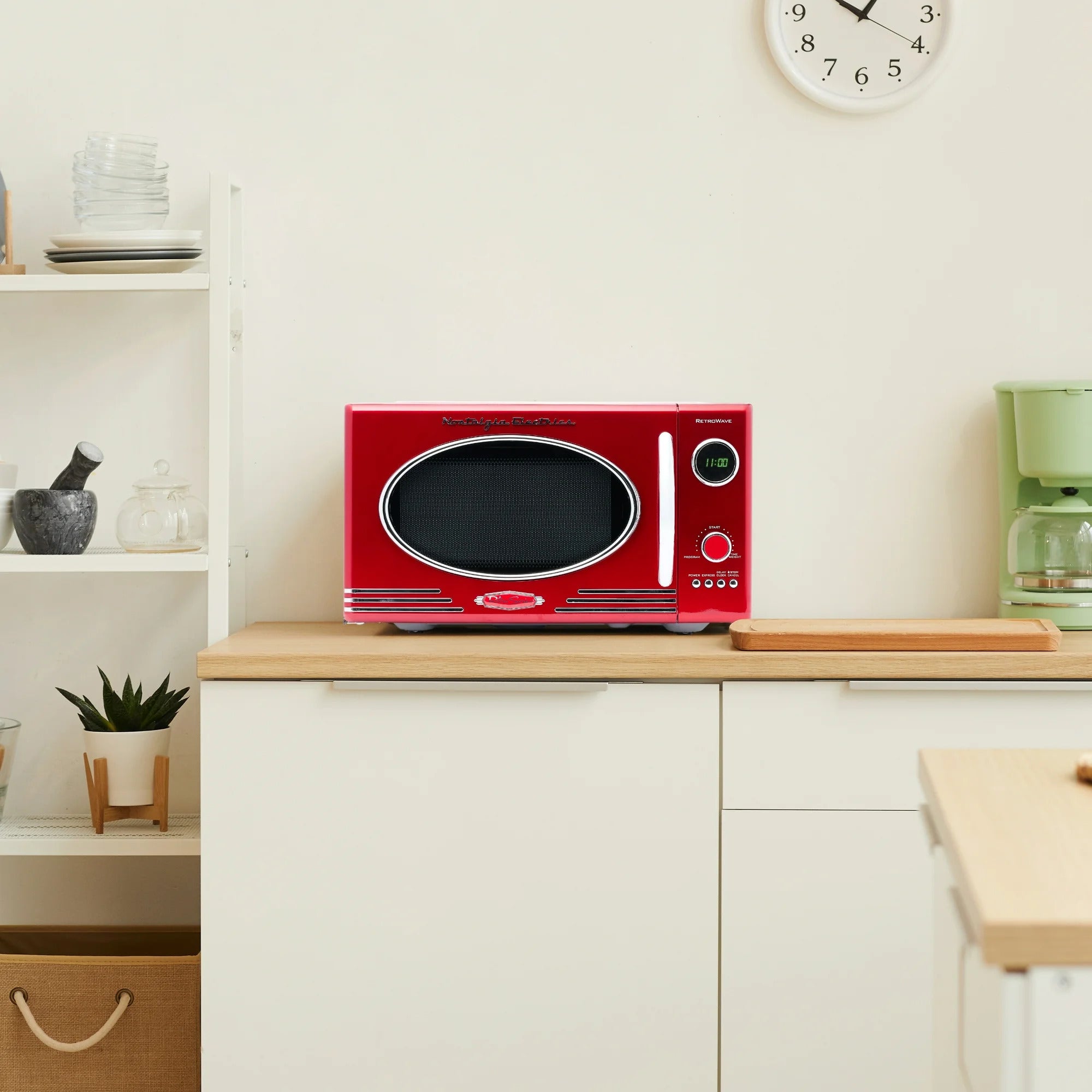 Nostalgia 0.9 Cu. Ft. 800-Watt Retro Microwave Oven. Red - Image 6